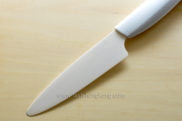 http://www.tastehongkong.com/wp/2012/ceramic-knife-cleaned.jpg