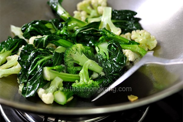 Stir-frying Choy Sum Stir-frying Choy Sum